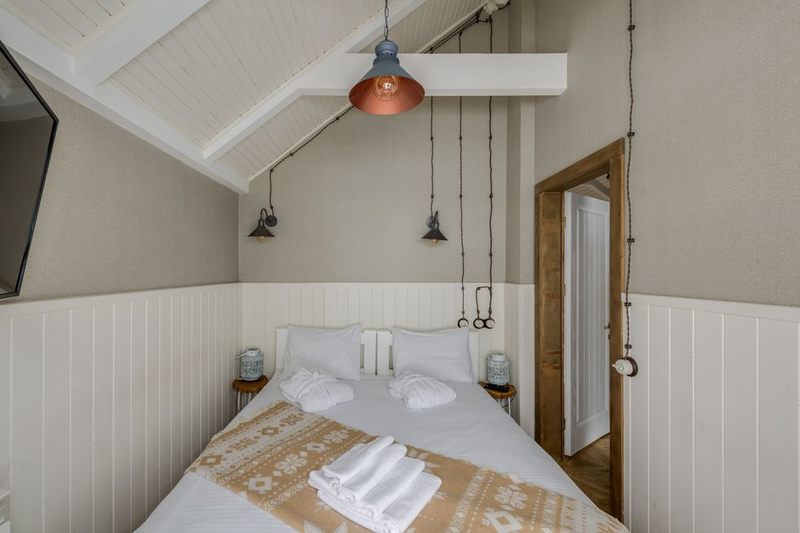 Classic Manor Room